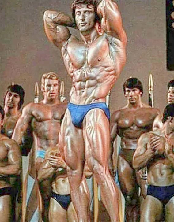 Frank-Zane-in-statue-fine-form